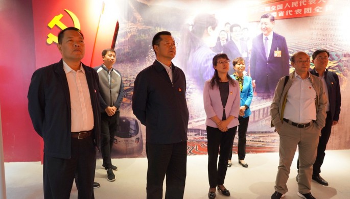 集團(tuán)公司開展“不忘初心、牢記使命”主題黨日活動(dòng) <br/> — 參觀主題教育檔案文獻(xiàn)展