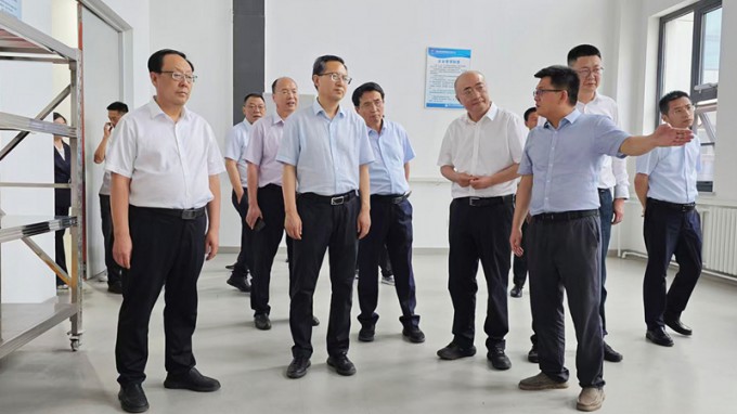 甘肅國投集團黨委書記、董事長成廣平一行到西部工程檢測研發(fā)基地調研