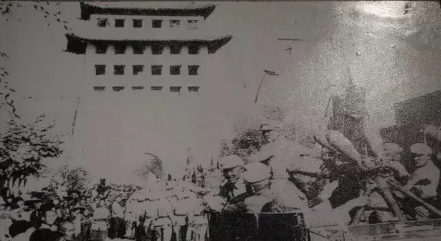 7解放軍炮兵部隊進(jìn)入蘭州城區(qū).webp.jpg
